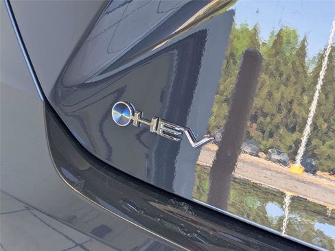 Used 2025 Toyota Camry SE FWD image 9