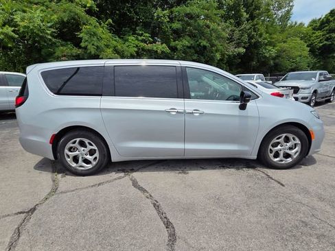 Used 2024 Chrysler Pacifica Limited FWD image 5