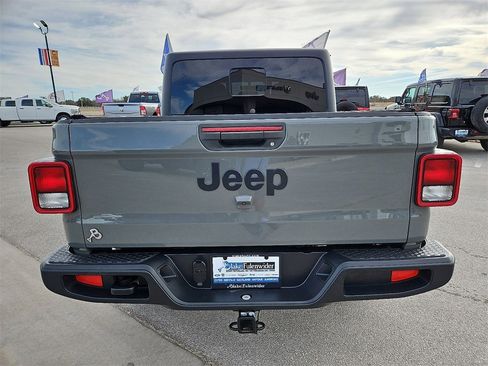 Used 2021 Jeep Gladiator Willys image 5