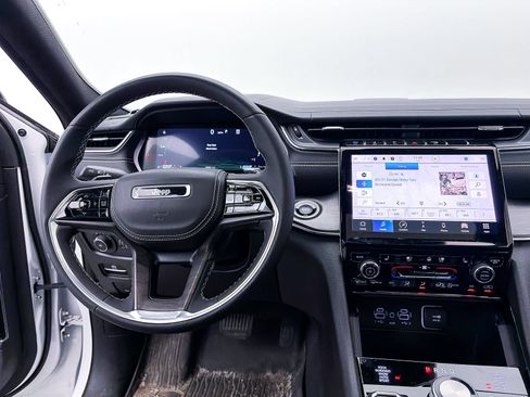 Used 2022 Jeep Grand Cherokee Overland AWD/4WD image 6