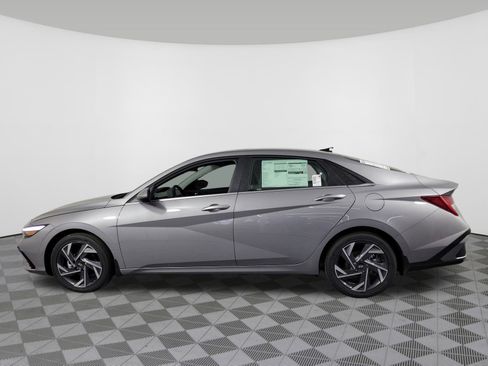 New 2025 Hyundai Elantra Limited image 39