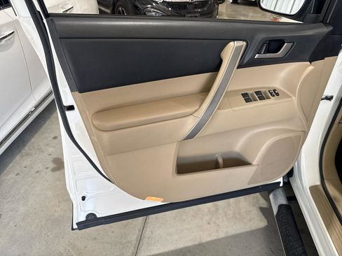 Used 2012 Toyota Highlander SE image 20