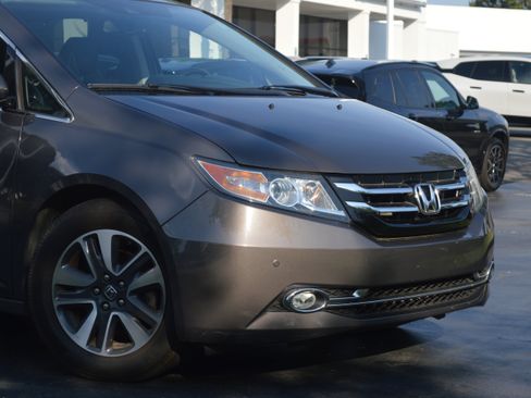 Used 2016 Honda Odyssey Touring Elite image 2