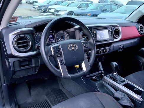 Used 2016 Toyota Tacoma SR5 w/ SR5 Appearance Package (SN) image 18