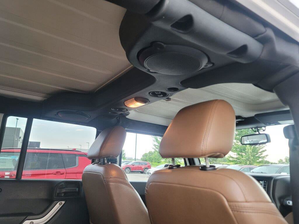 Used 2013 Jeep Wrangler Unlimited Sahara AWD/4WD image 9