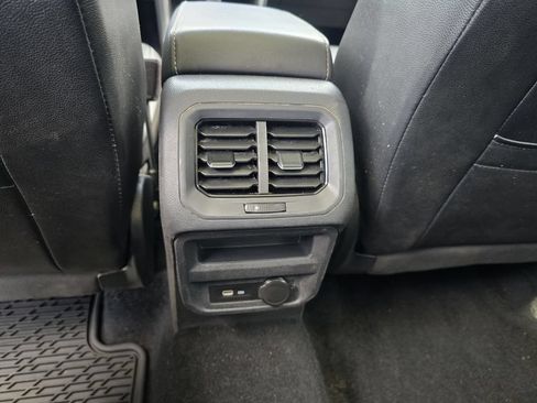 Used 2024 Volkswagen Tiguan SE w/ Panoramic Sunroof Package FWD image 25