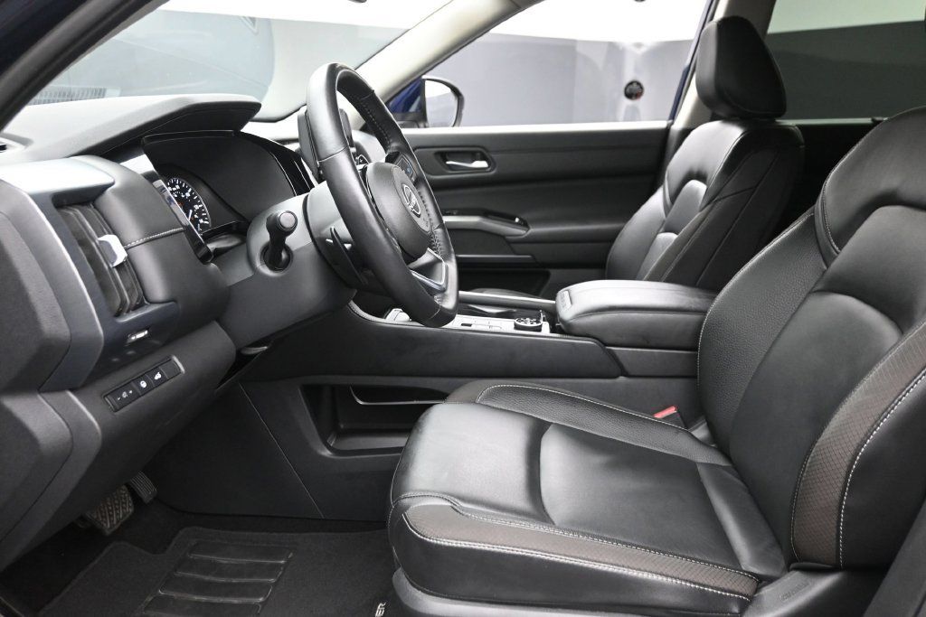 Used 2025 Nissan Pathfinder SL AWD/4WD image 17