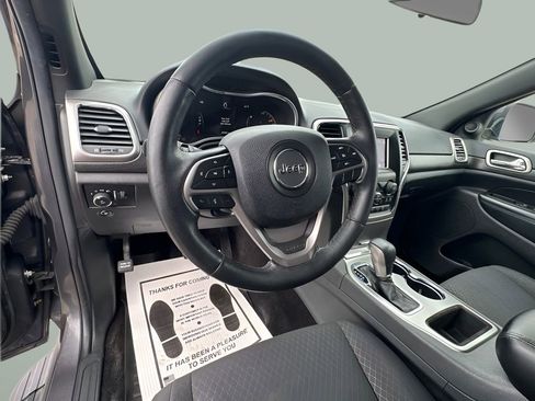 Used 2018 Jeep Grand Cherokee Laredo image 16