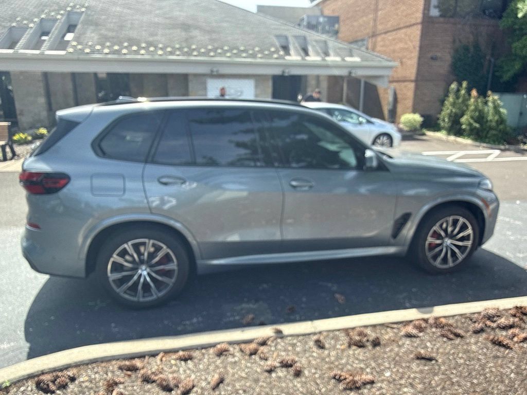 Used 2025 BMW X5 xDrive40i w/ M Sport Package AWD/4WD image 5