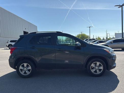 Used 2022 Chevrolet Trax LT w/ LT Convenience Package image 2