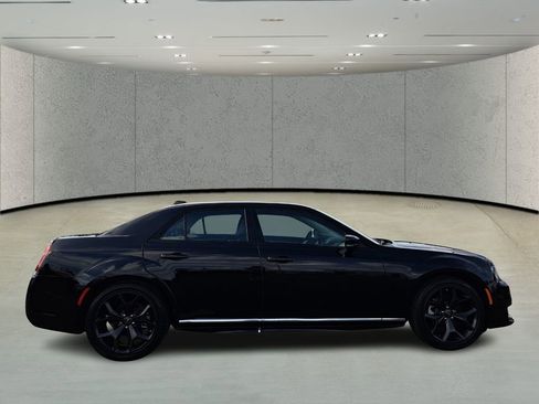 Used 2022 Chrysler 300 Touring L w/ Popular Equipment Group image 4