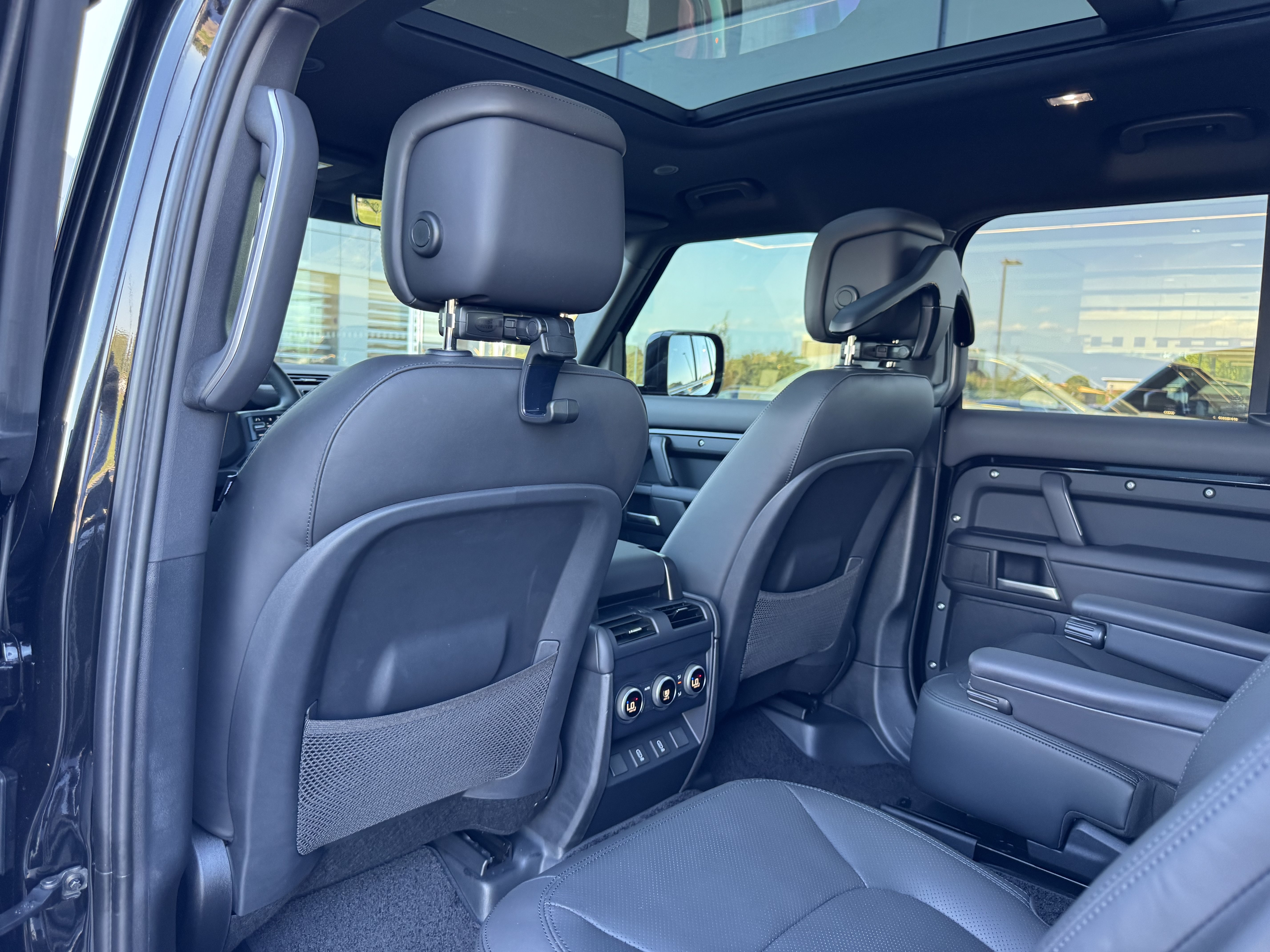 New 2026 Land Rover Defender 130 X-Dynamic SE AWD/4WD image 28