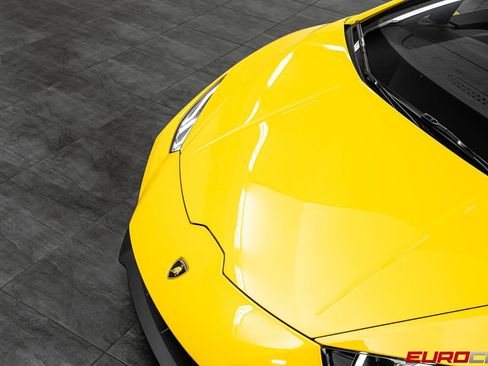 Used 2021 Lamborghini Huracan EVO RWD image 9