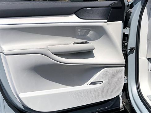 Used 2025 Volvo EX90 Ultra AWD/4WD image 25