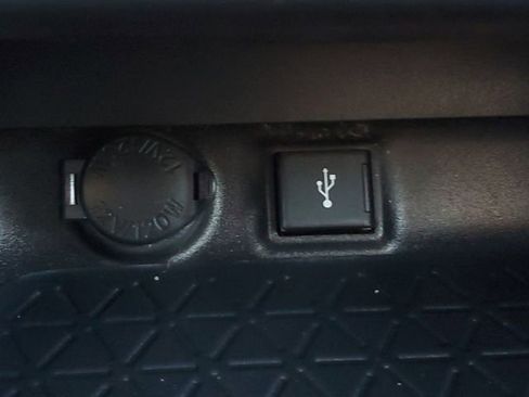 Used 2022 Toyota RAV4 XLE Premium image 31