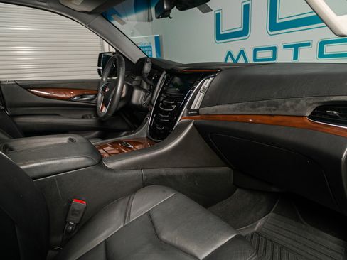 Used 2018 Cadillac Escalade Premium Luxury image 33