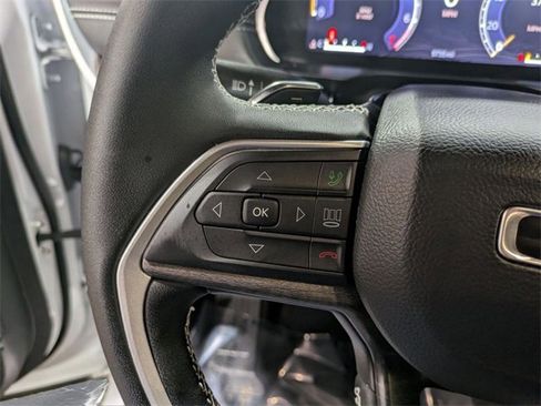 Used 2025 Jeep Grand Cherokee L Limited w/ Black Appearance Package image 16