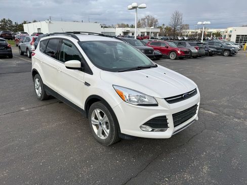 Used 2016 Ford Escape SE w/ Equipment Group 201A image 4
