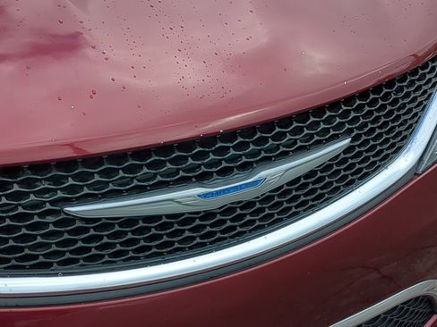 Used 2018 Chrysler Pacifica Touring-L Plus image 15