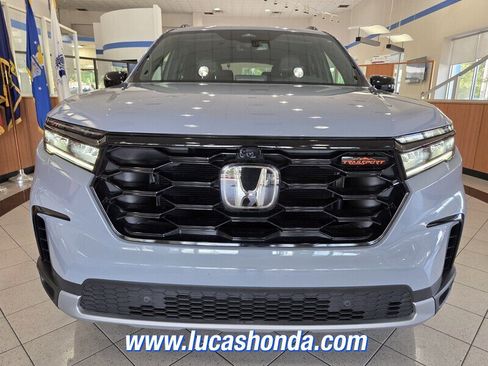 Used 2023 Honda Pilot TrailSport image 2