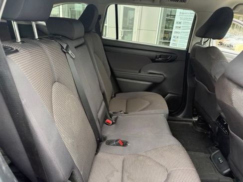 Used 2024 Toyota Highlander LE AWD/4WD image 27