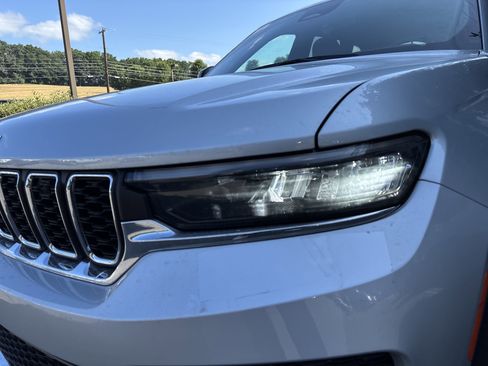 New 2025 Jeep Grand Cherokee Laredo X w/ Luxury Tech Group I image 10