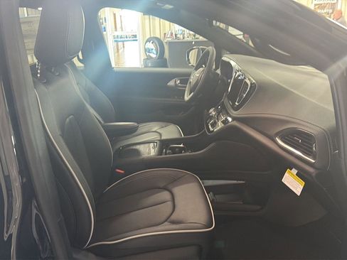 New 2026 Chrysler Pacifica Limited FWD image 16