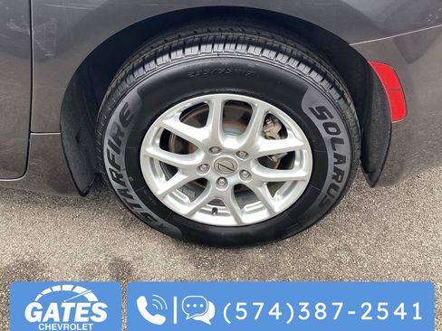 Used 2023 Chrysler Pacifica Touring-L image 37