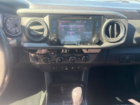 Used 2018 Toyota Tacoma TRD Off-Road image 31