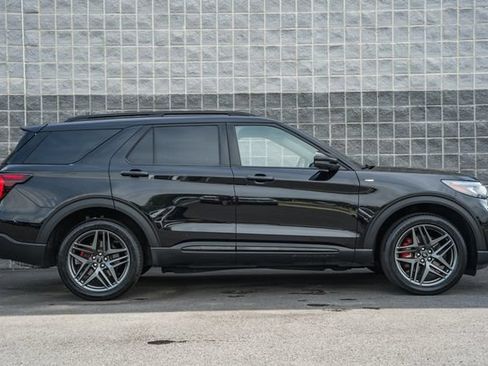 Used 2025 Ford Explorer ST-Line w/ ST-Line Street Pack AWD/4WD image 4