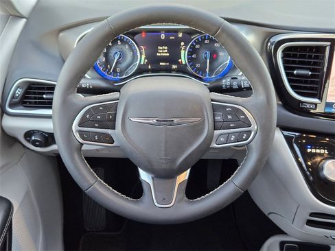 Used 2024 Chrysler Pacifica Touring-L image 19