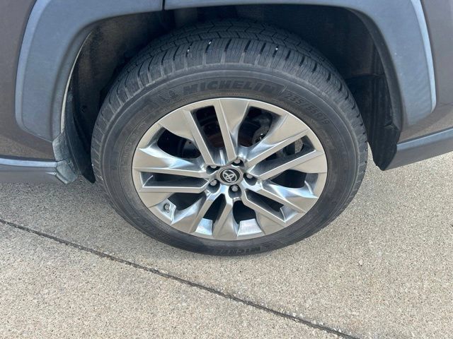 Used 2019 Toyota RAV4 XLE Premium w/ Cold Weather Package AWD/4WD image 18