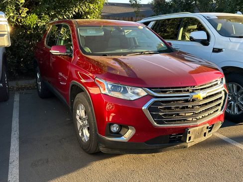 Used 2018 Chevrolet Traverse LT image 2