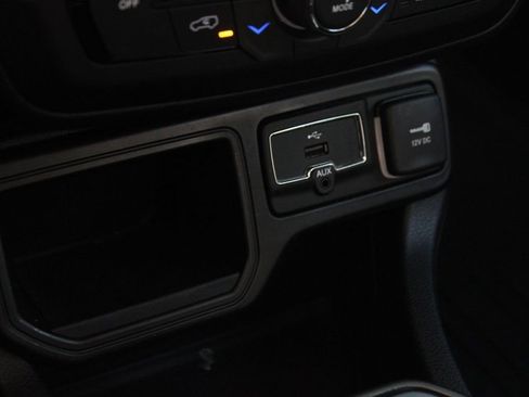 Used 2018 Jeep Renegade Limited image 26