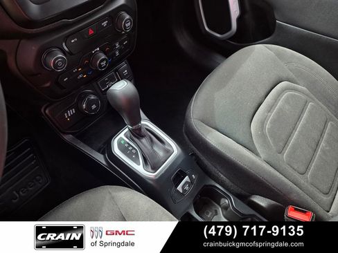 Used 2018 Jeep Renegade Latitude AWD/4WD image 19