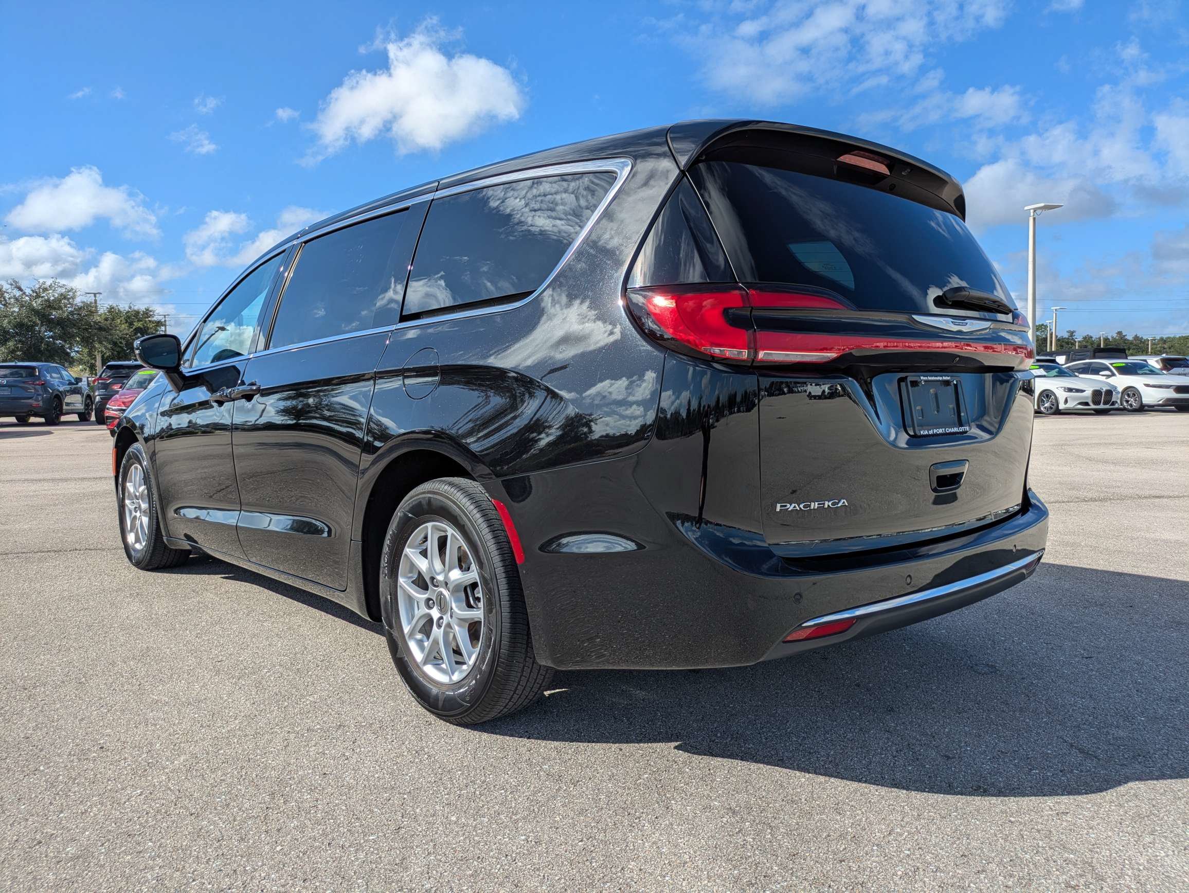 Used 2025 Chrysler Pacifica Select FWD image 6