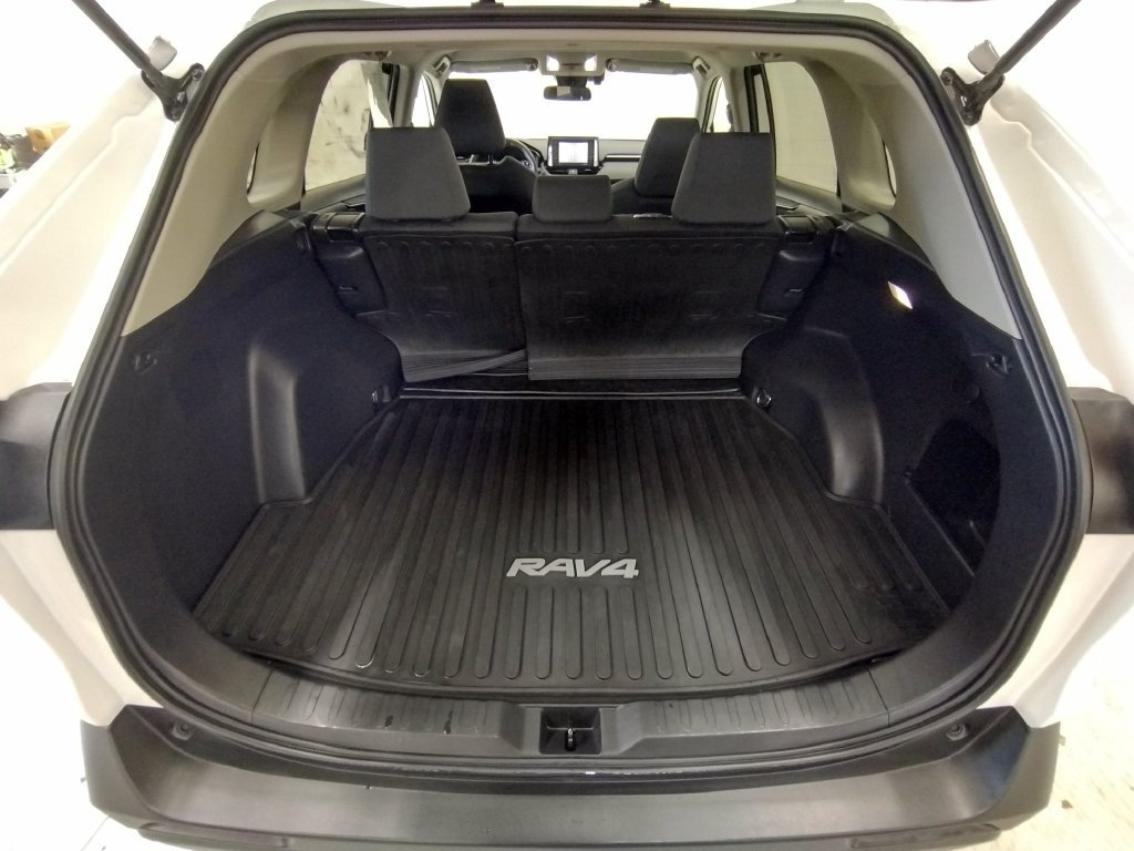 Used 2022 Toyota RAV4 XLE w/ XLE Grade Weather Package AWD/4WD image 17
