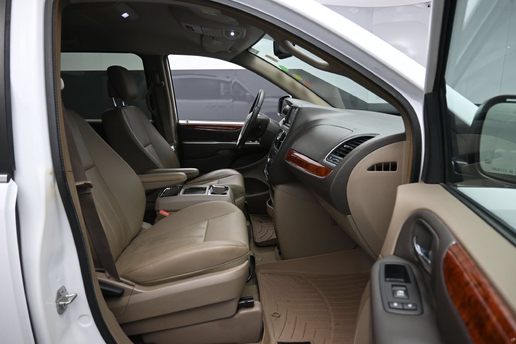 Used 2016 Chrysler Town & Country Touring FWD image 28