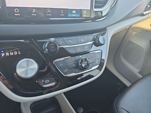 Used 2024 Chrysler Pacifica Touring-L image 24