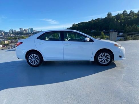 Used 2017 Toyota Corolla LE w/ Carpet Mat Package (TMS) FWD image 2