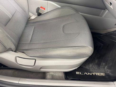 Used 2025 Hyundai Elantra SE image 29