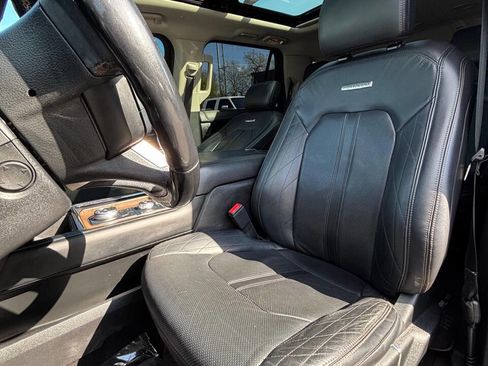 Used 2018 Ford Expedition Platinum image 12