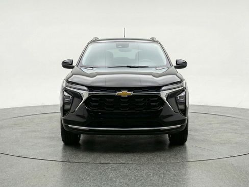 Used 2025 Chevrolet Trax LT FWD image 2