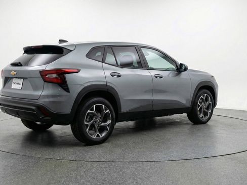 Used 2025 Chevrolet Trax LT FWD image 9