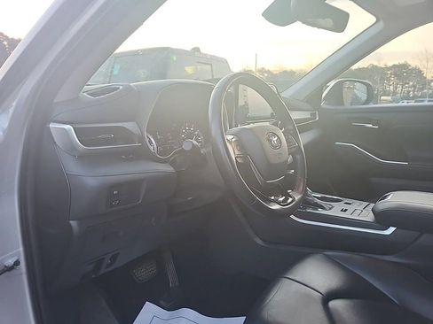 Used 2021 Toyota Highlander XLE AWD/4WD image 12
