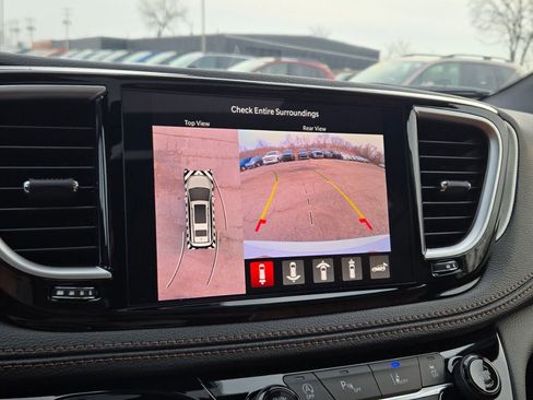 New 2026 Chrysler Pacifica Pinnacle w/ Trailer Tow Group FWD image 32