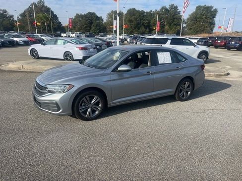 Used 2024 Volkswagen Jetta SE image 3
