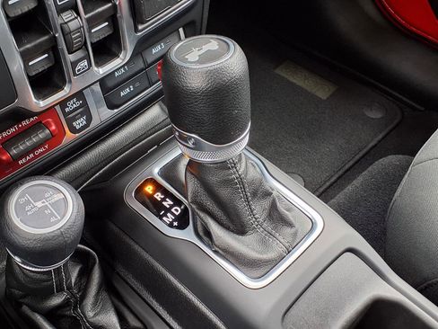 Used 2025 Jeep Wrangler Unlimited Rubicon 4xe w/ Convenience Group AWD/4WD image 19