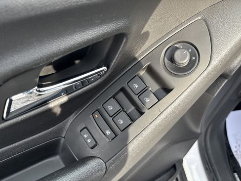 Used 2022 Chevrolet Trax LT w/ LT Convenience Package image 16