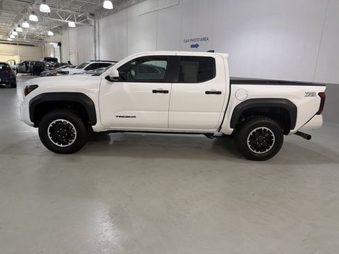 Used 2025 Toyota Tacoma TRD Off-Road AWD/4WD image 5